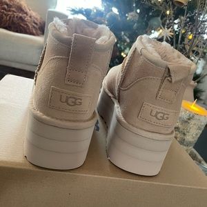UGG ultra mini platform in DRIFTWOOD color. Beautiful light tan.